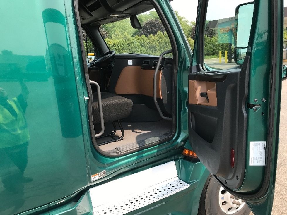 Sleeper Tractor-Heavy Duty Tractors-Freightliner-2020-T12664ST-Fredonia-NY-521,000\n\t\tmiles-$ 60,750 - Image 13