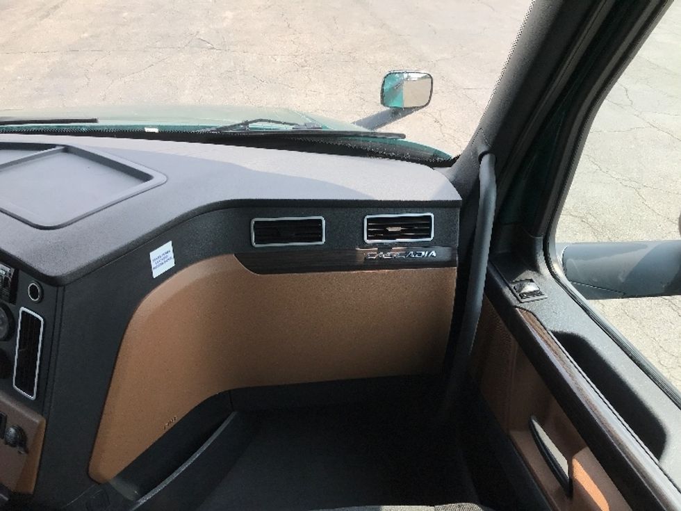 Sleeper Tractor-Heavy Duty Tractors-Freightliner-2020-T12664ST-Fredonia-NY-521,000\n\t\tmiles-$ 60,750 - Image 14