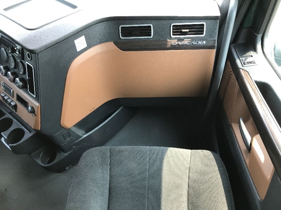 Sleeper Tractor-Heavy Duty Tractors-Freightliner-2020-T12664ST-Fredonia-NY-521,000\n\t\tmiles-$ 60,750 - Image 15