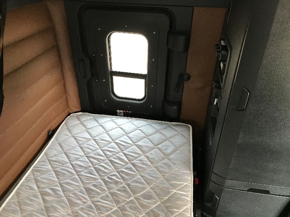 Sleeper Tractor-Heavy Duty Tractors-Freightliner-2020-T12664ST-Fredonia-NY-521,000\n\t\tmiles-$ 60,750 - Image 17