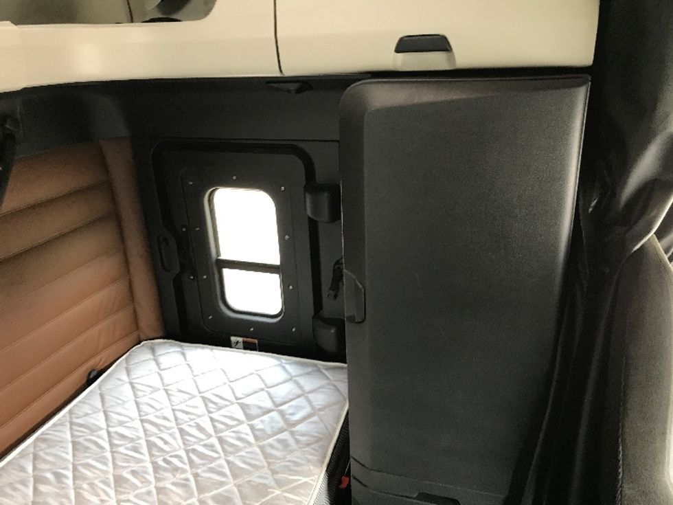 Sleeper Tractor-Heavy Duty Tractors-Freightliner-2020-T12664ST-Fredonia-NY-521,000\n\t\tmiles-$ 60,750 - Image 19