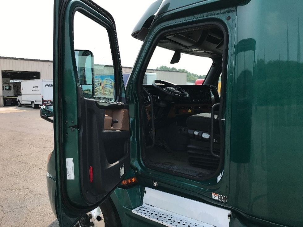 Sleeper Tractor-Heavy Duty Tractors-Freightliner-2020-T12664ST-Fredonia-NY-521,000\n\t\tmiles-$ 60,750 - Image 9