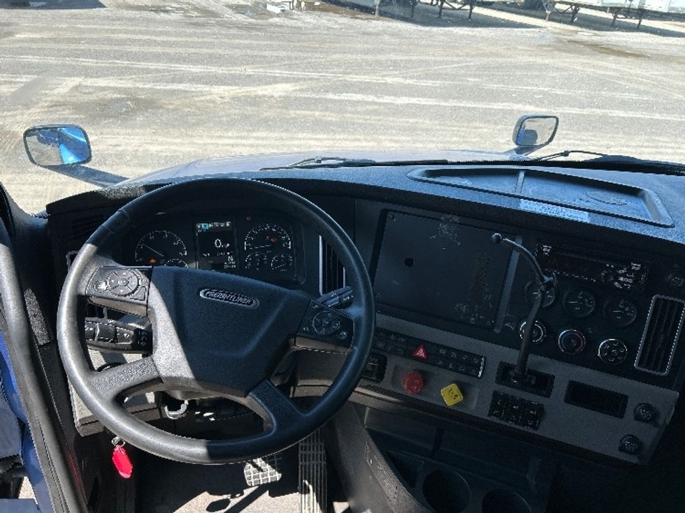 Sleeper Tractor-Heavy Duty Tractors-Freightliner-2020-T12664ST-Fredonia-NY-578,288\n\t\tmiles-$ 59,250 - Image 11