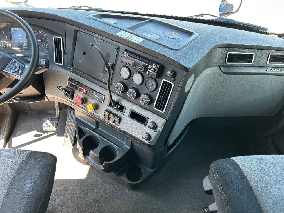Sleeper Tractor-Heavy Duty Tractors-Freightliner-2020-T12664ST-Fredonia-NY-578,288\n\t\tmiles-$ 59,250 - Image 12
