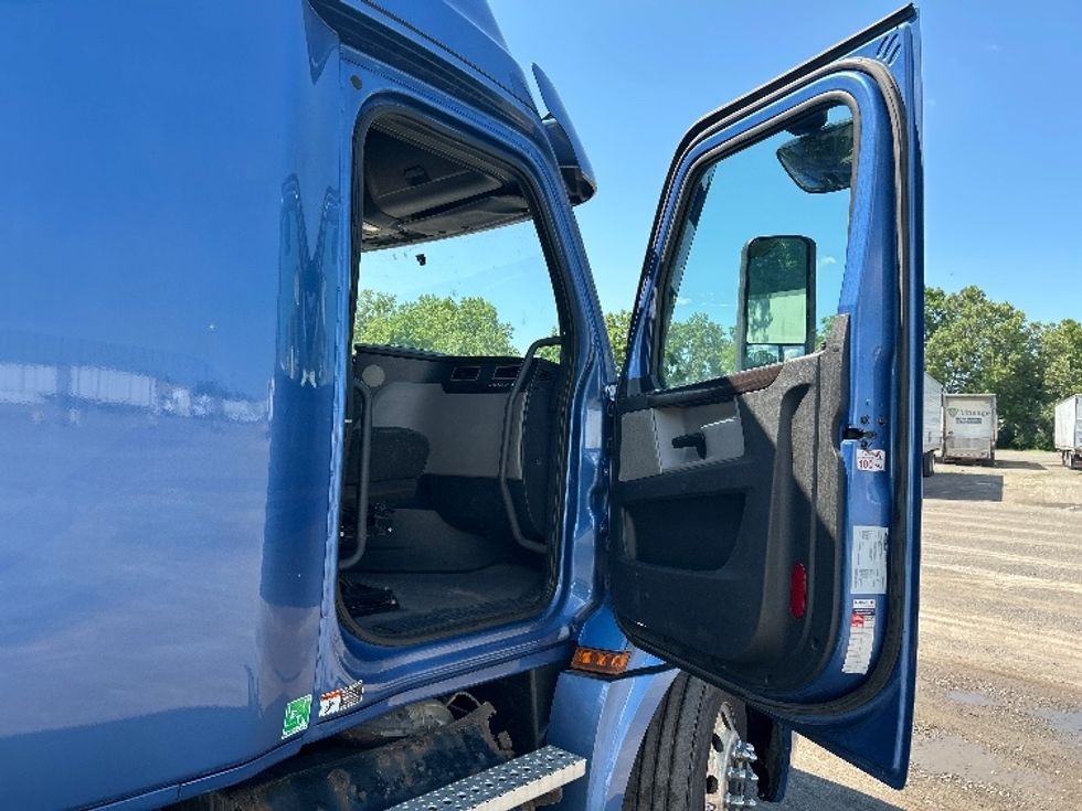 Sleeper Tractor-Heavy Duty Tractors-Freightliner-2020-T12664ST-Fredonia-NY-578,288\n\t\tmiles-$ 59,250 - Image 13