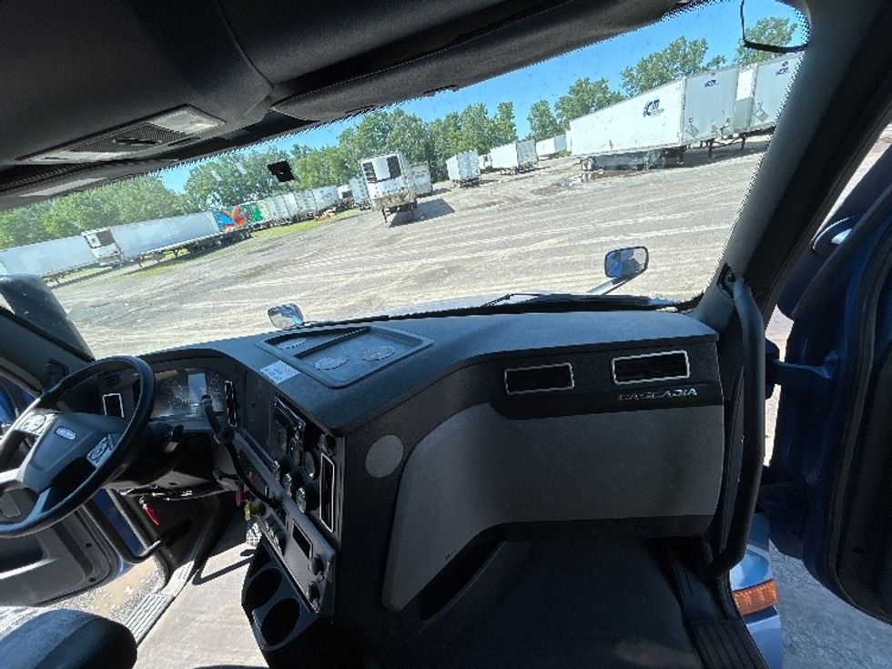 Sleeper Tractor-Heavy Duty Tractors-Freightliner-2020-T12664ST-Fredonia-NY-578,288\n\t\tmiles-$ 59,250 - Image 14