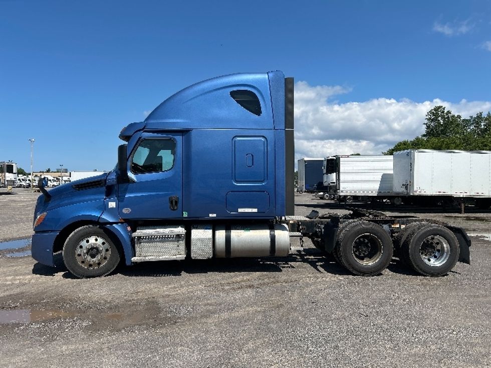 Sleeper Tractor-Heavy Duty Tractors-Freightliner-2020-T12664ST-Fredonia-NY-578,288\n\t\tmiles-$ 59,250 - Image 4