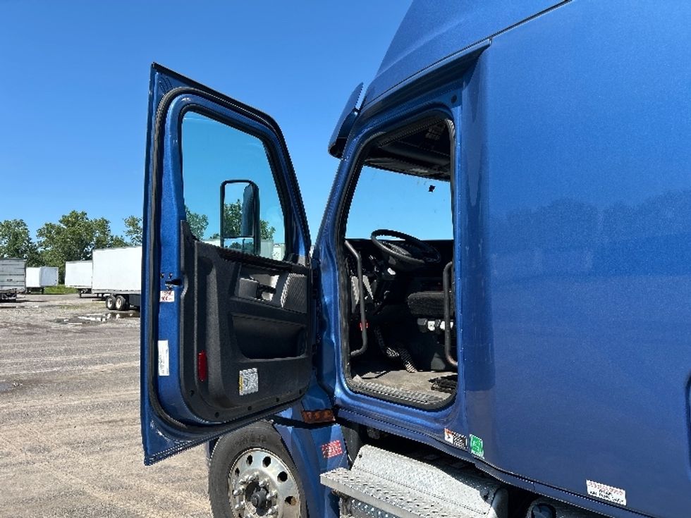 Sleeper Tractor-Heavy Duty Tractors-Freightliner-2020-T12664ST-Fredonia-NY-578,288\n\t\tmiles-$ 59,250 - Image 9