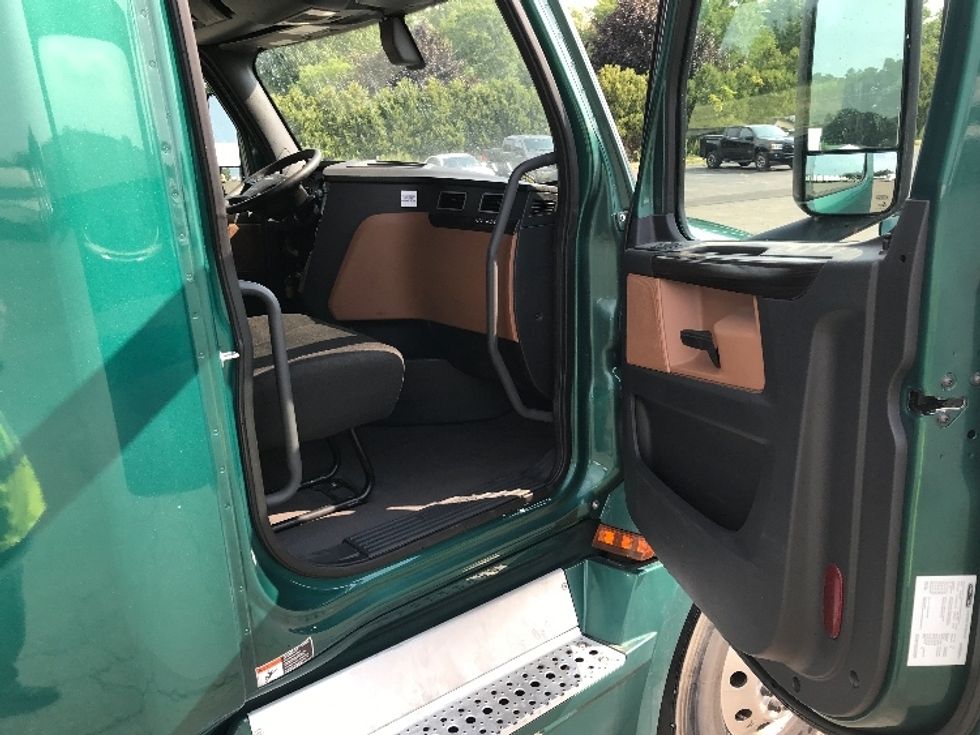 Sleeper Tractor-Heavy Duty Tractors-Freightliner-2020-T12664ST-Fredonia-NY-614,589\n\t\tmiles-$ 53,250 - Image 13