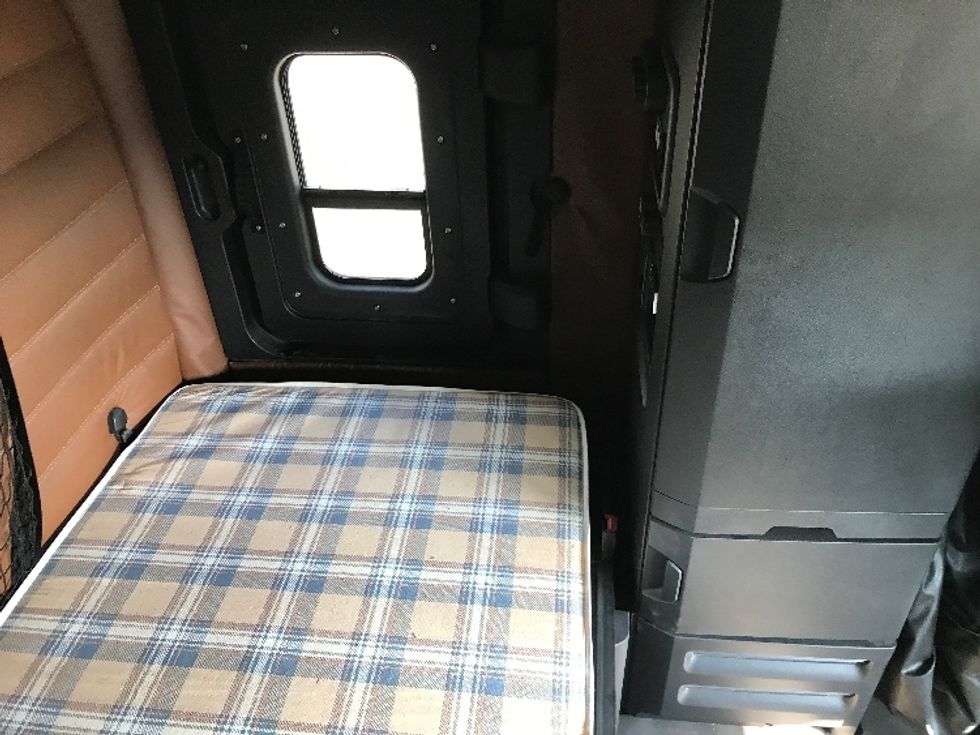 Sleeper Tractor-Heavy Duty Tractors-Freightliner-2020-T12664ST-Fredonia-NY-614,589\n\t\tmiles-$ 53,250 - Image 17