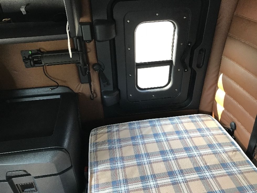 Sleeper Tractor-Heavy Duty Tractors-Freightliner-2020-T12664ST-Fredonia-NY-614,589\n\t\tmiles-$ 53,250 - Image 19