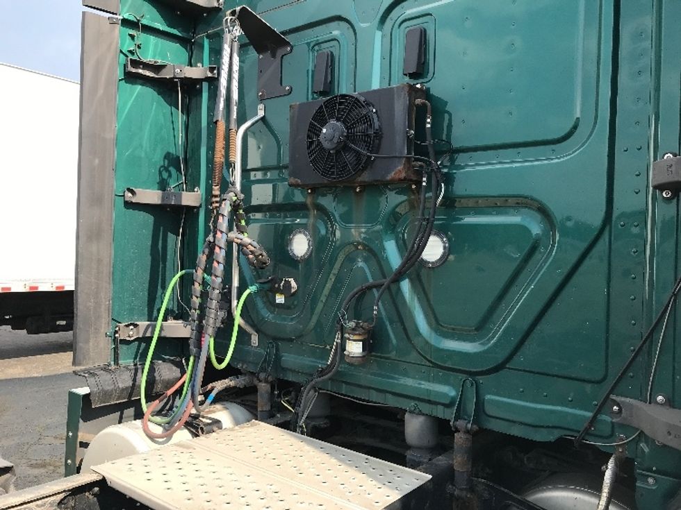 Sleeper Tractor-Heavy Duty Tractors-Freightliner-2020-T12664ST-Fredonia-NY-614,589\n\t\tmiles-$ 53,250 - Image 23