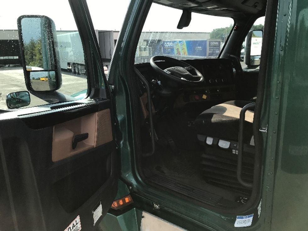 Sleeper Tractor-Heavy Duty Tractors-Freightliner-2020-T12664ST-Fredonia-NY-614,589\n\t\tmiles-$ 53,250 - Image 9