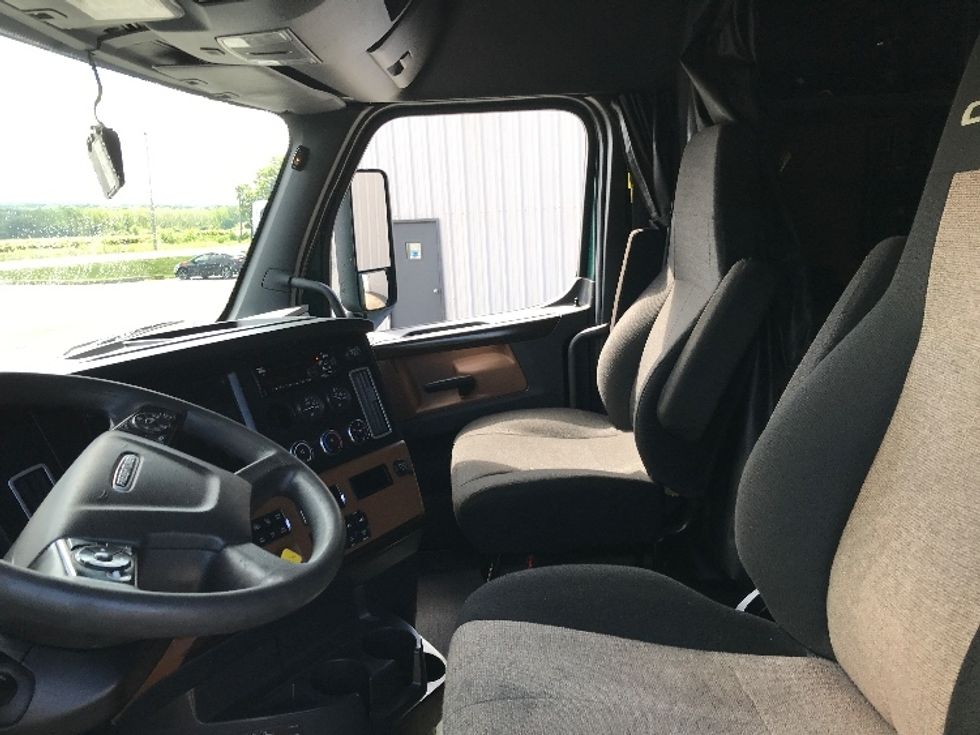 Sleeper Tractor-Heavy Duty Tractors-Freightliner-2020-T12664ST-Fredonia-NY-615,623\n\t\tmiles-$ 53,250 - Image 10