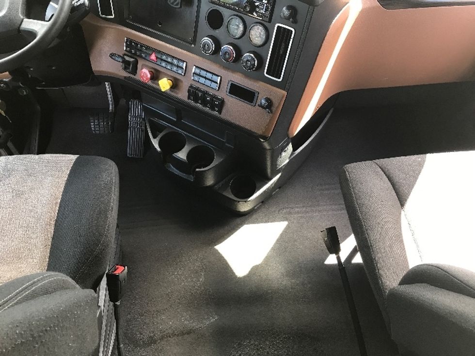 Sleeper Tractor-Heavy Duty Tractors-Freightliner-2020-T12664ST-Fredonia-NY-615,623\n\t\tmiles-$ 53,250 - Image 12