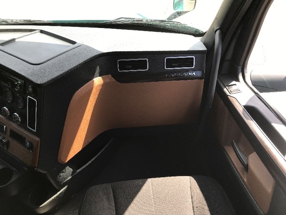 Sleeper Tractor-Heavy Duty Tractors-Freightliner-2020-T12664ST-Fredonia-NY-615,623\n\t\tmiles-$ 53,250 - Image 14