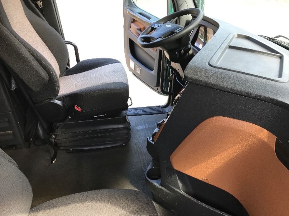 Sleeper Tractor-Heavy Duty Tractors-Freightliner-2020-T12664ST-Fredonia-NY-615,623\n\t\tmiles-$ 53,250 - Image 15