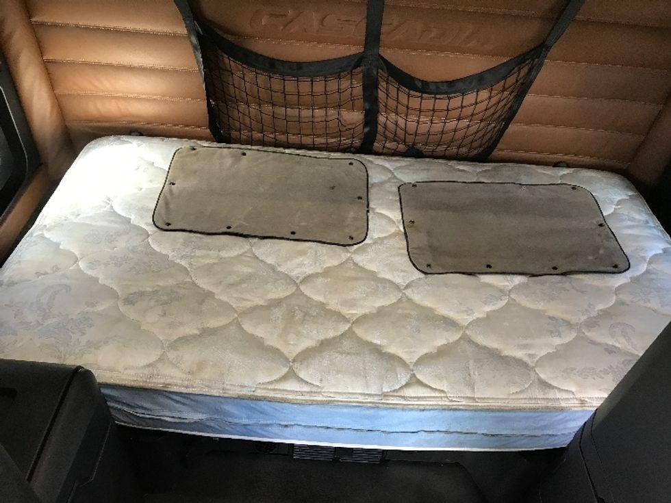 Sleeper Tractor-Heavy Duty Tractors-Freightliner-2020-T12664ST-Fredonia-NY-615,623\n\t\tmiles-$ 53,250 - Image 16