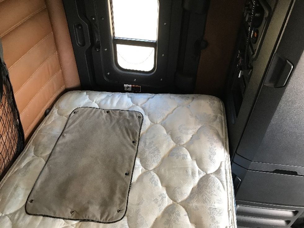 Sleeper Tractor-Heavy Duty Tractors-Freightliner-2020-T12664ST-Fredonia-NY-615,623\n\t\tmiles-$ 53,250 - Image 17