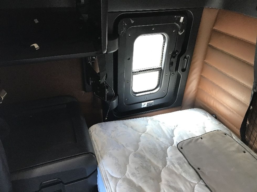 Sleeper Tractor-Heavy Duty Tractors-Freightliner-2020-T12664ST-Fredonia-NY-615,623\n\t\tmiles-$ 53,250 - Image 18