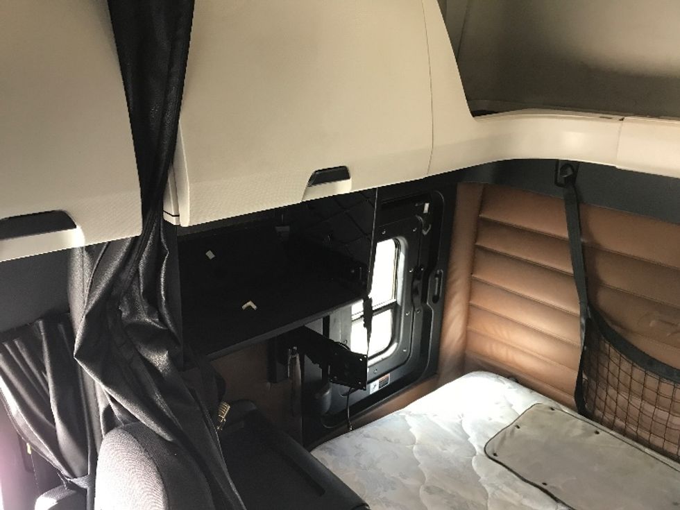 Sleeper Tractor-Heavy Duty Tractors-Freightliner-2020-T12664ST-Fredonia-NY-615,623\n\t\tmiles-$ 53,250 - Image 19