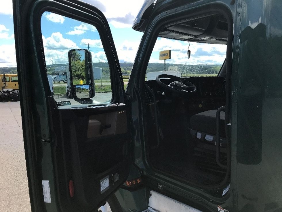 Sleeper Tractor-Heavy Duty Tractors-Freightliner-2020-T12664ST-Fredonia-NY-615,623\n\t\tmiles-$ 53,250 - Image 9