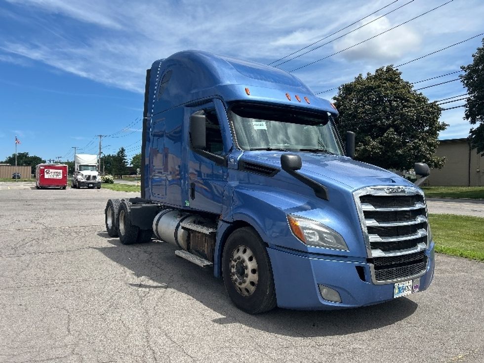 Sleeper Tractor-Heavy Duty Tractors-Freightliner-2020-T12664ST-Fredonia-NY-666,377\n\t\tmiles-$ 52,000 - Image 1