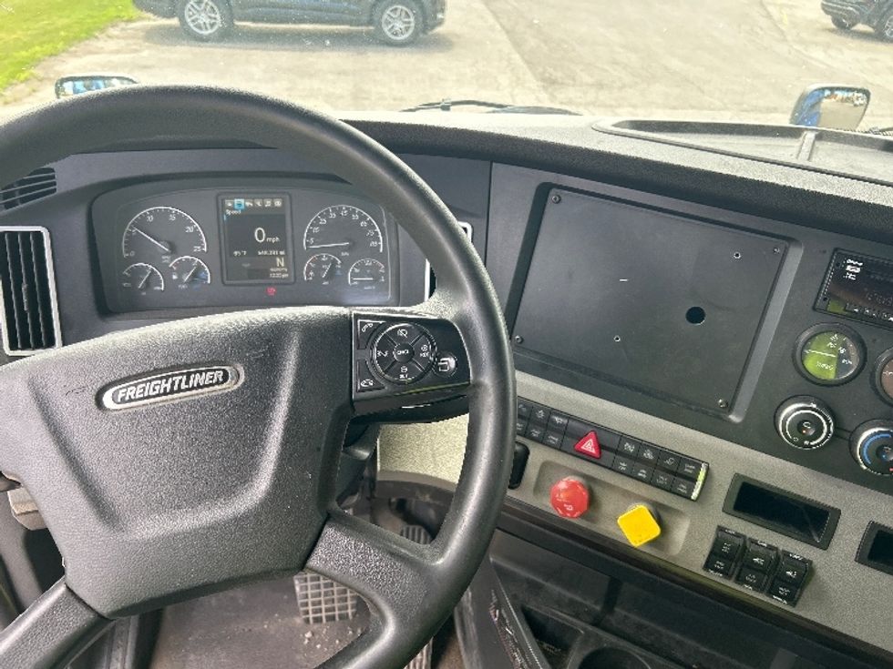 Sleeper Tractor-Heavy Duty Tractors-Freightliner-2020-T12664ST-Fredonia-NY-666,377\n\t\tmiles-$ 52,000 - Image 11