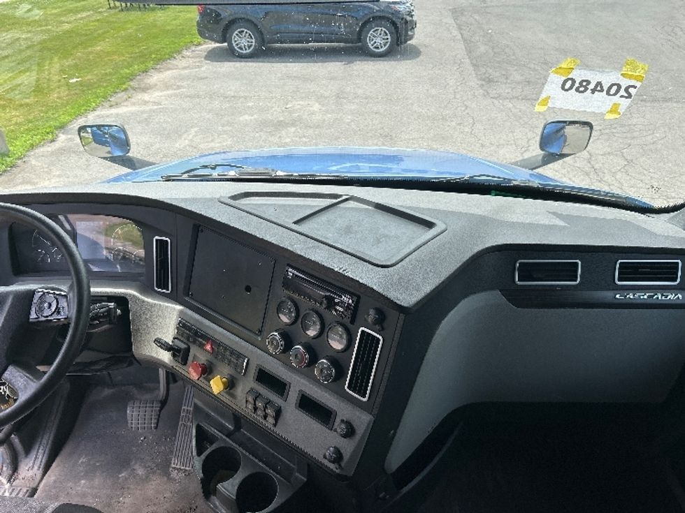 Sleeper Tractor-Heavy Duty Tractors-Freightliner-2020-T12664ST-Fredonia-NY-666,377\n\t\tmiles-$ 52,000 - Image 12