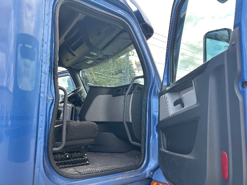 Sleeper Tractor-Heavy Duty Tractors-Freightliner-2020-T12664ST-Fredonia-NY-666,377\n\t\tmiles-$ 52,000 - Image 13