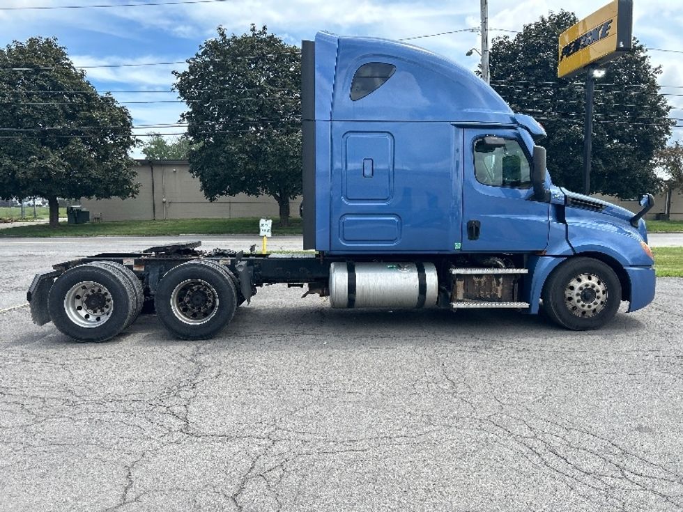 Sleeper Tractor-Heavy Duty Tractors-Freightliner-2020-T12664ST-Fredonia-NY-666,377\n\t\tmiles-$ 52,000 - Image 8
