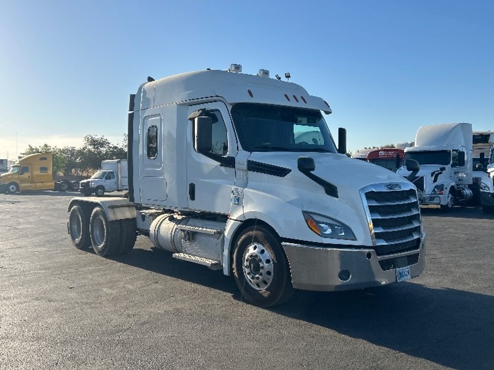 Sleeper Tractor-Heavy Duty Tractors-Freightliner-2020-T12664ST-Fresno-CA-258,757\n\t\tmiles-$ 87,000 - Image 1