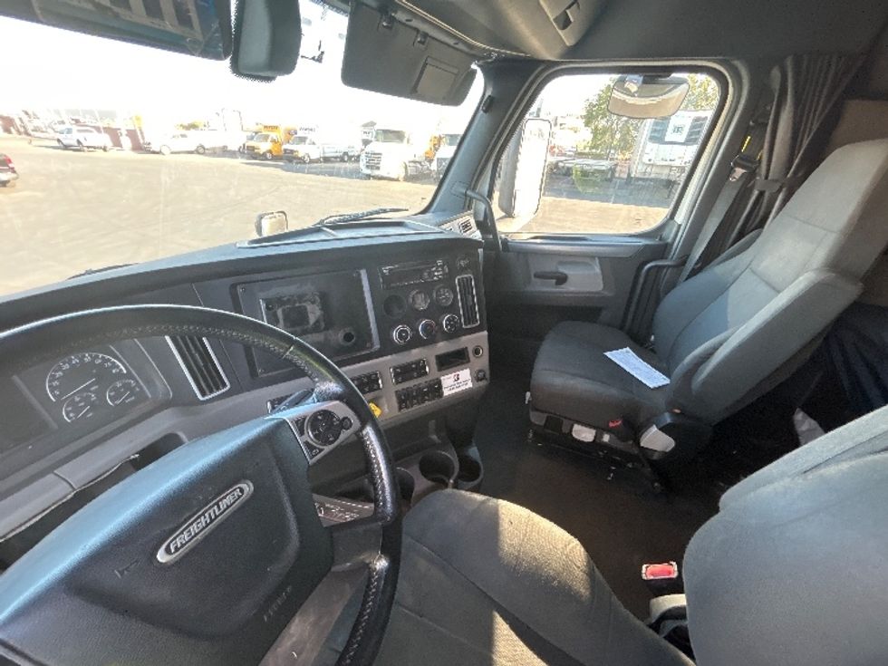 Sleeper Tractor-Heavy Duty Tractors-Freightliner-2020-T12664ST-Fresno-CA-258,757\n\t\tmiles-$ 87,000 - Image 10