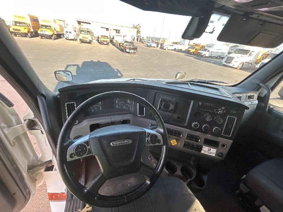 Sleeper Tractor-Heavy Duty Tractors-Freightliner-2020-T12664ST-Fresno-CA-258,757\n\t\tmiles-$ 87,000 - Image 11