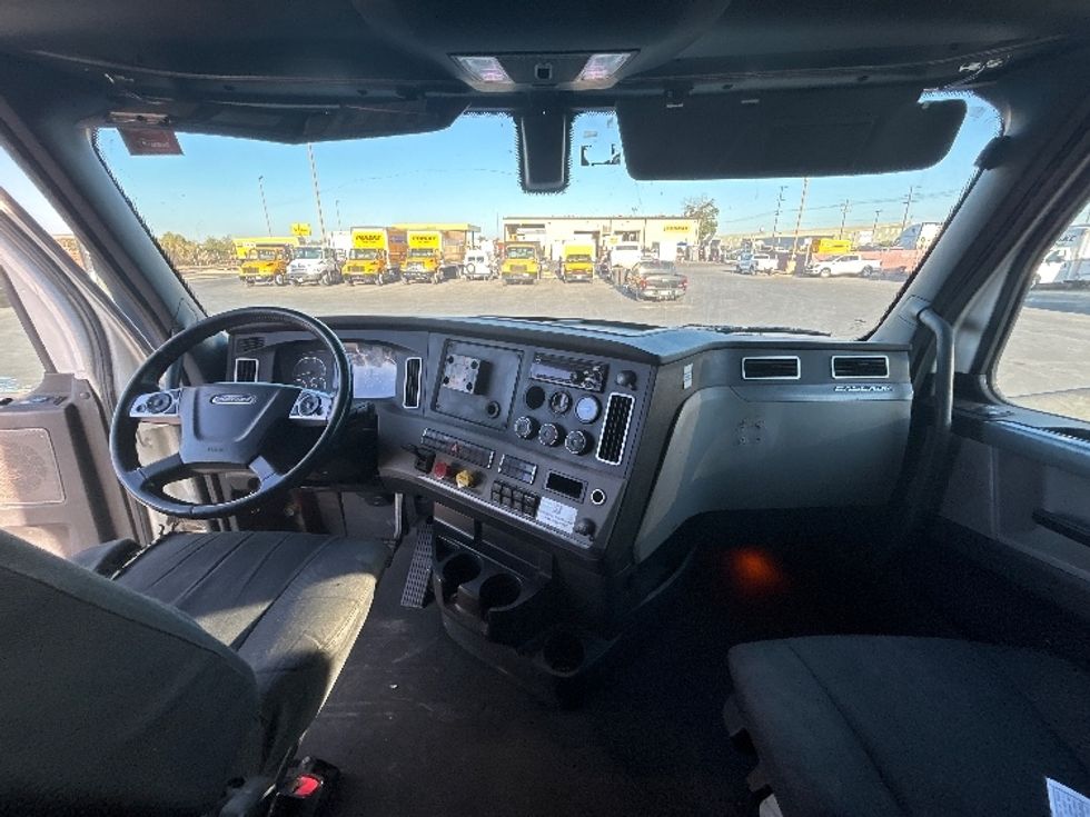 Sleeper Tractor-Heavy Duty Tractors-Freightliner-2020-T12664ST-Fresno-CA-258,757\n\t\tmiles-$ 87,000 - Image 12