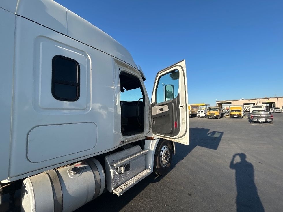 Sleeper Tractor-Heavy Duty Tractors-Freightliner-2020-T12664ST-Fresno-CA-258,757\n\t\tmiles-$ 87,000 - Image 13