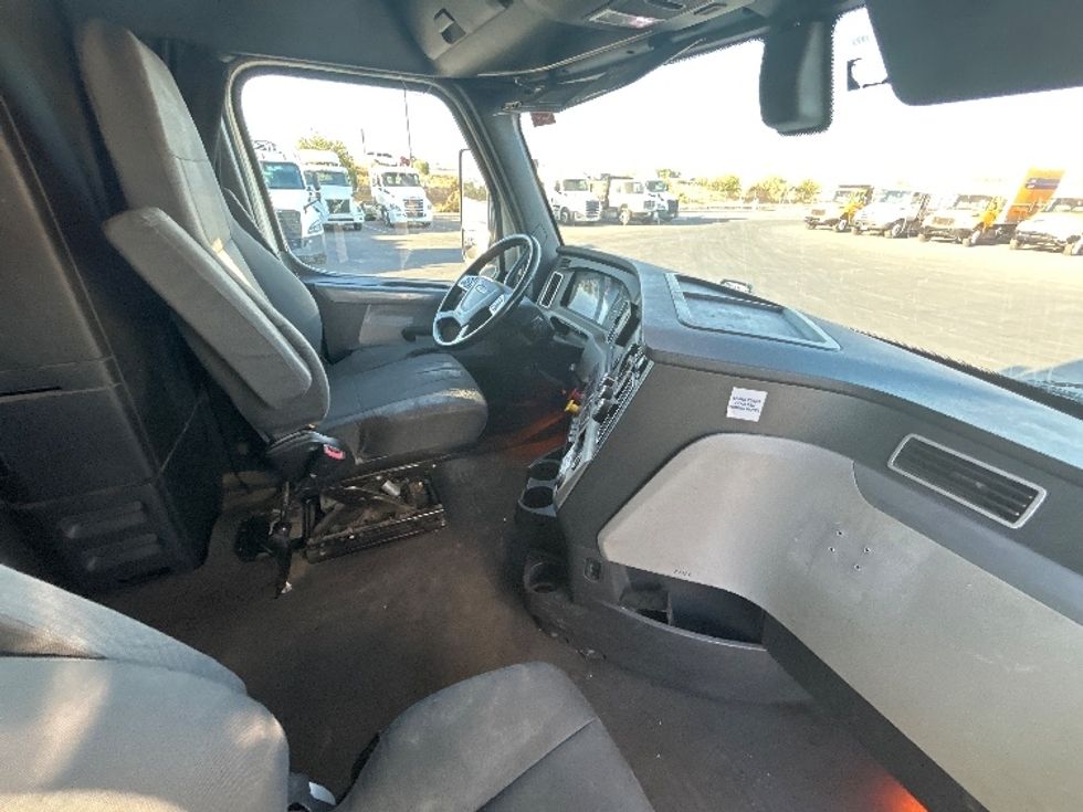 Sleeper Tractor-Heavy Duty Tractors-Freightliner-2020-T12664ST-Fresno-CA-258,757\n\t\tmiles-$ 87,000 - Image 15