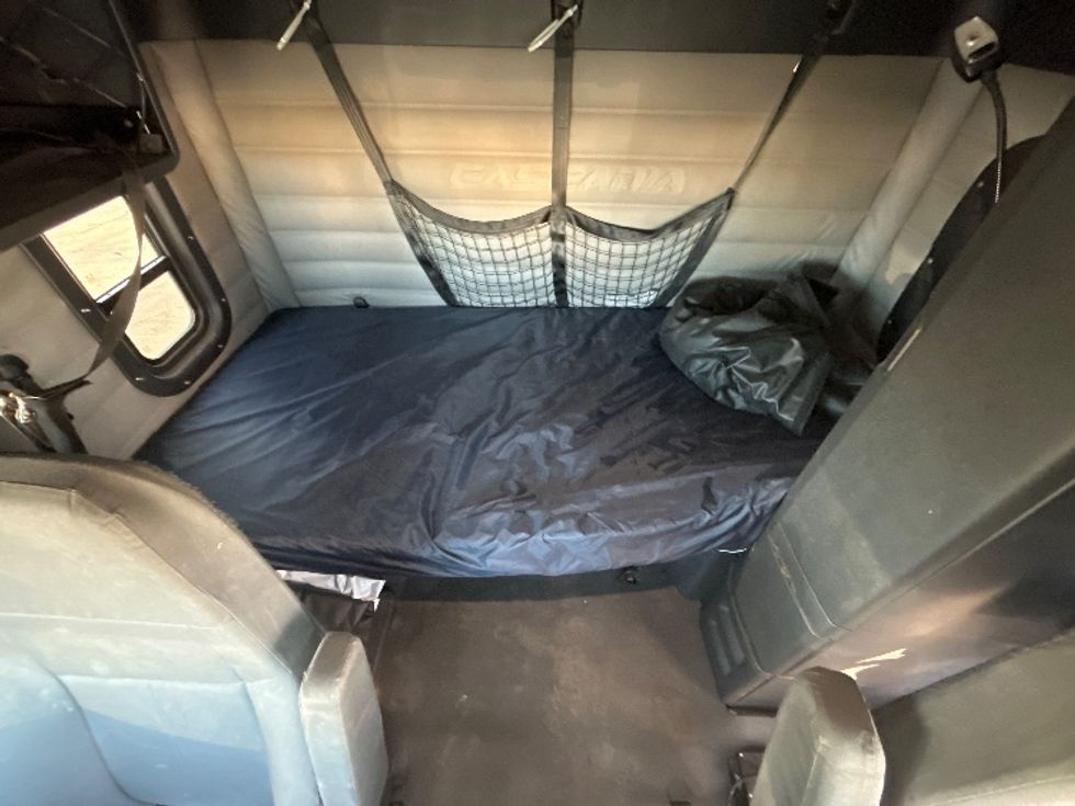 Sleeper Tractor-Heavy Duty Tractors-Freightliner-2020-T12664ST-Fresno-CA-258,757\n\t\tmiles-$ 87,000 - Image 16