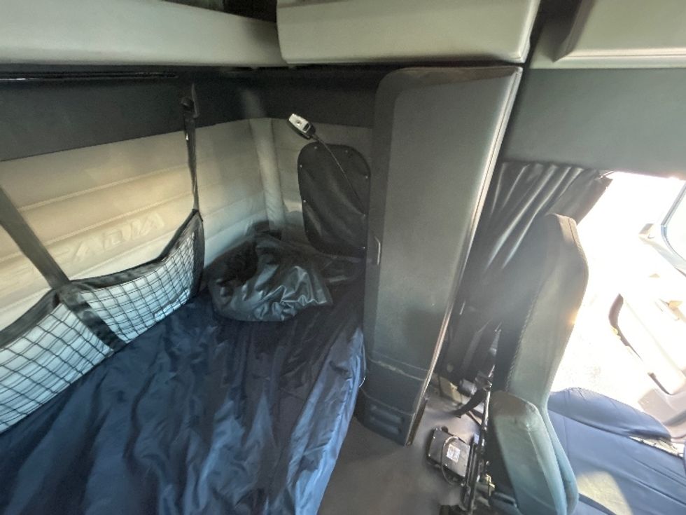 Sleeper Tractor-Heavy Duty Tractors-Freightliner-2020-T12664ST-Fresno-CA-258,757\n\t\tmiles-$ 87,000 - Image 18