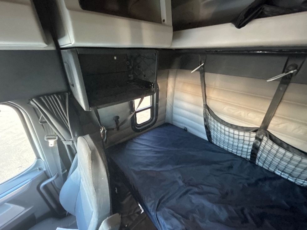 Sleeper Tractor-Heavy Duty Tractors-Freightliner-2020-T12664ST-Fresno-CA-258,757\n\t\tmiles-$ 87,000 - Image 19