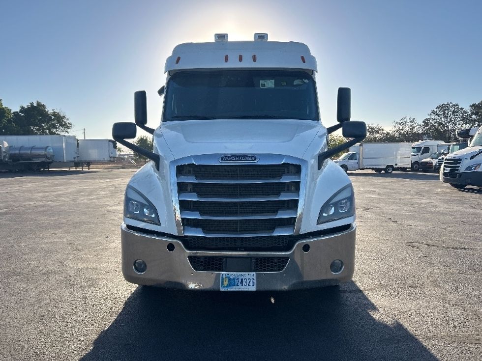 Sleeper Tractor-Heavy Duty Tractors-Freightliner-2020-T12664ST-Fresno-CA-258,757\n\t\tmiles-$ 87,000 - Image 2