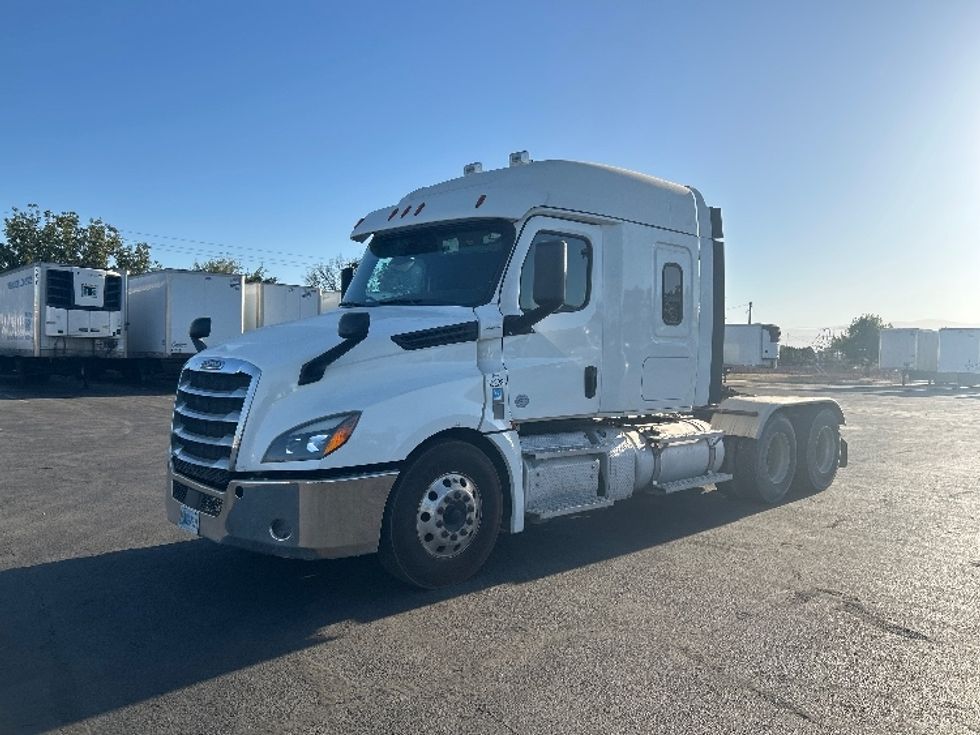 Sleeper Tractor-Heavy Duty Tractors-Freightliner-2020-T12664ST-Fresno-CA-258,757\n\t\tmiles-$ 87,000 - Image 3
