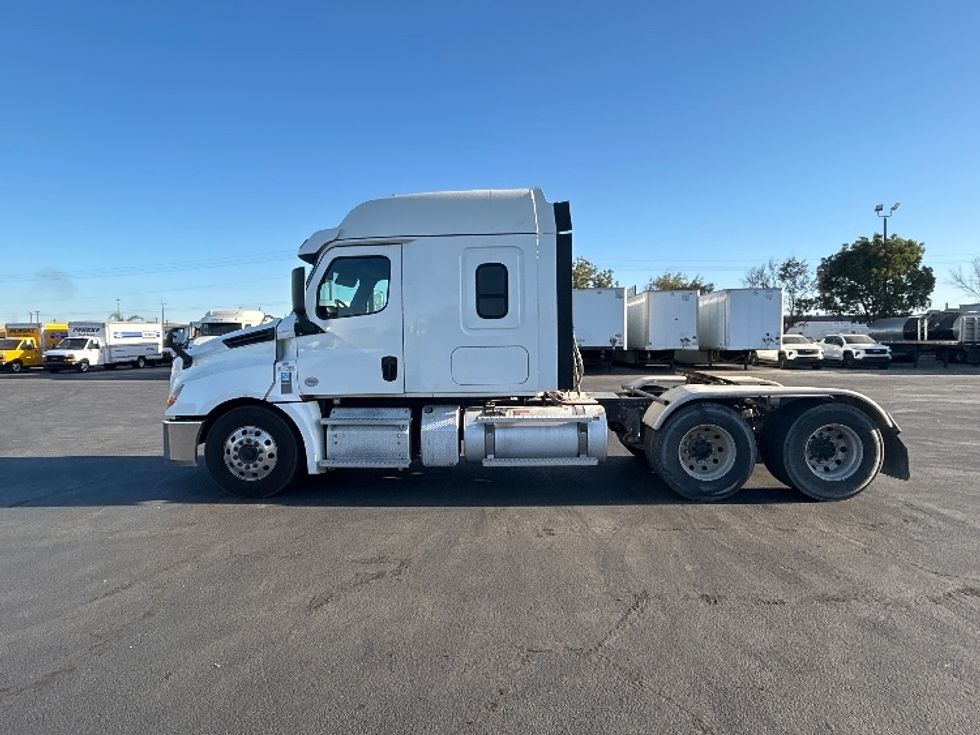 Sleeper Tractor-Heavy Duty Tractors-Freightliner-2020-T12664ST-Fresno-CA-258,757\n\t\tmiles-$ 87,000 - Image 4