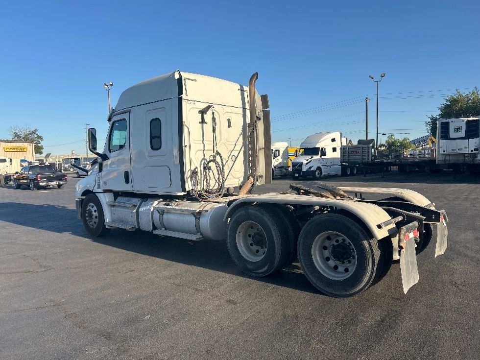 Sleeper Tractor-Heavy Duty Tractors-Freightliner-2020-T12664ST-Fresno-CA-258,757\n\t\tmiles-$ 87,000 - Image 5