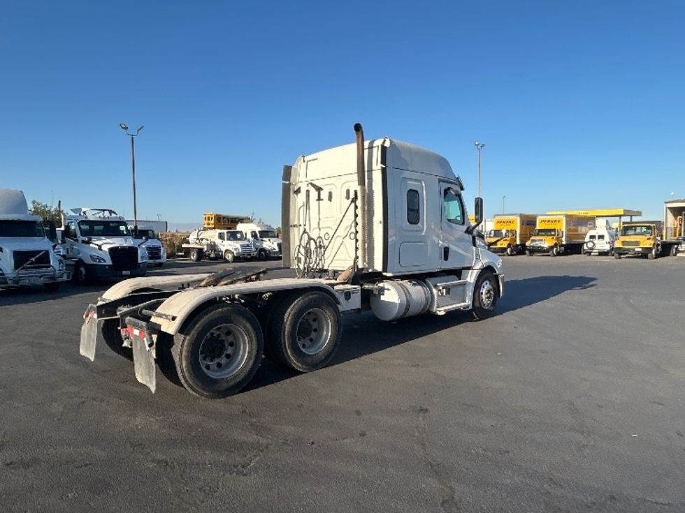 Sleeper Tractor-Heavy Duty Tractors-Freightliner-2020-T12664ST-Fresno-CA-258,757\n\t\tmiles-$ 87,000 - Image 7