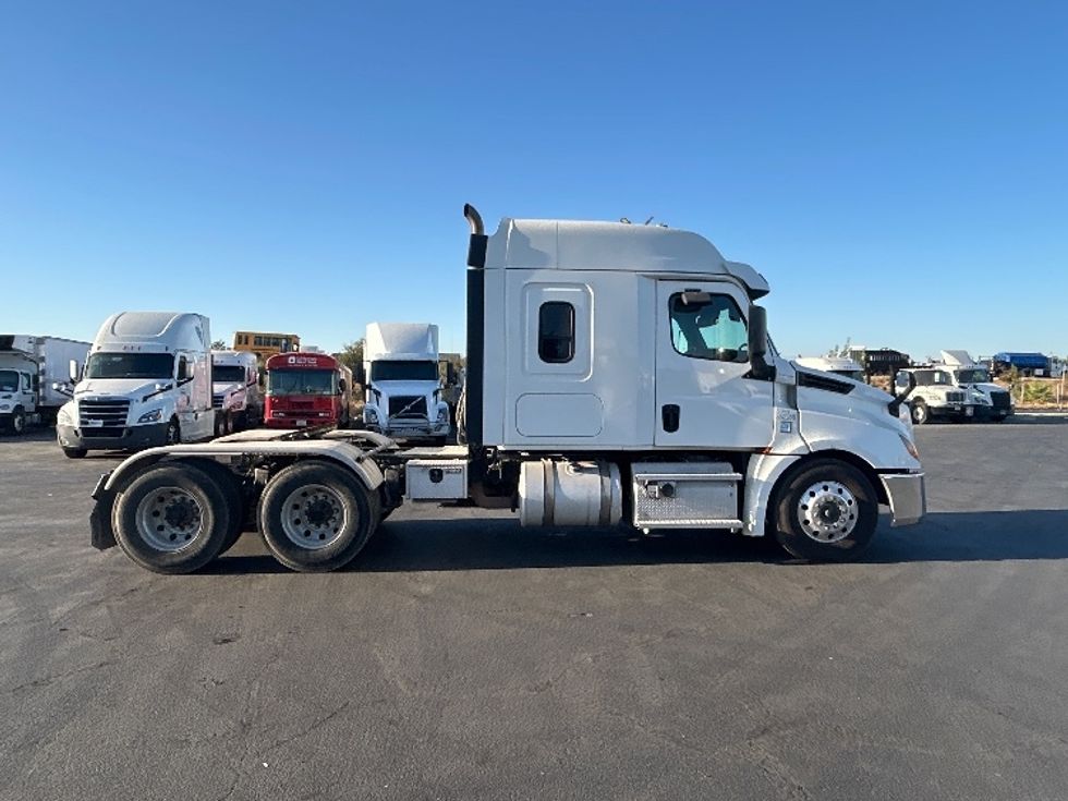 Sleeper Tractor-Heavy Duty Tractors-Freightliner-2020-T12664ST-Fresno-CA-258,757\n\t\tmiles-$ 87,000 - Image 8