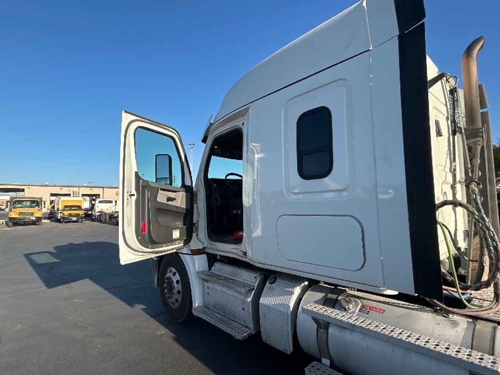 Sleeper Tractor-Heavy Duty Tractors-Freightliner-2020-T12664ST-Fresno-CA-258,757\n\t\tmiles-$ 87,000 - Image 9