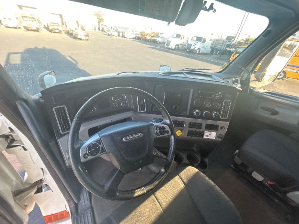 Sleeper Tractor-Heavy Duty Tractors-Freightliner-2020-T12664ST-Fresno-CA-291,559\n\t\tmiles-$ 85,000 - Image 10