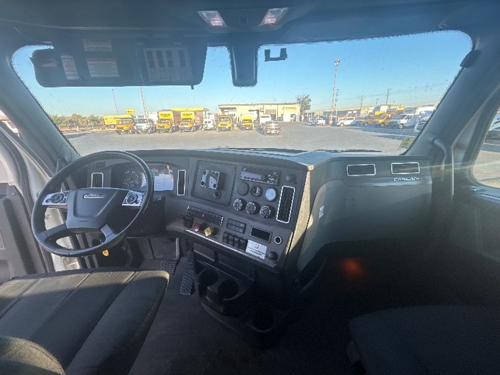 Sleeper Tractor-Heavy Duty Tractors-Freightliner-2020-T12664ST-Fresno-CA-291,559\n\t\tmiles-$ 85,000 - Image 12