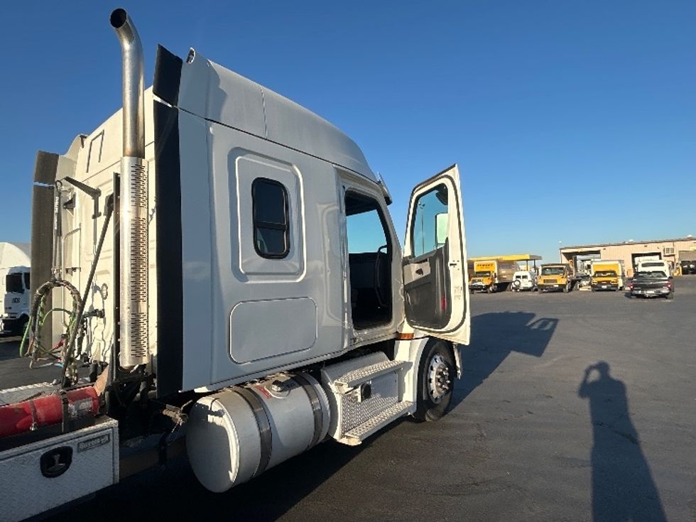 Sleeper Tractor-Heavy Duty Tractors-Freightliner-2020-T12664ST-Fresno-CA-291,559\n\t\tmiles-$ 85,000 - Image 13